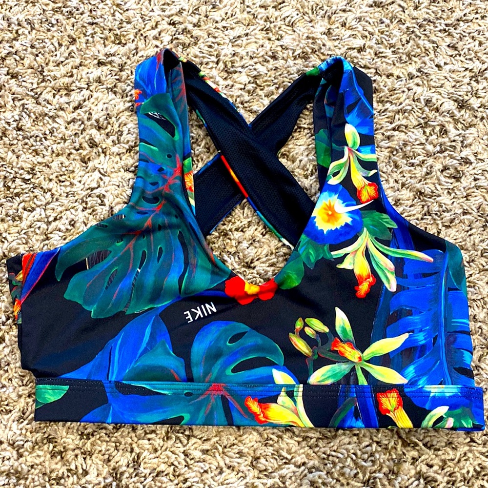 New without tags Nike tropical Hawaiian sports bra size medium